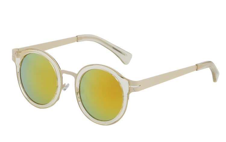 Flot pastelfarvet solbrille i lys creme-hvid. Solbrillen er i et spændende design med gennemsigtig plastik og lys creme-hvid metal med spejlglas i changerende gule nuancer. Moderigtig design og perfekt til sommeren og sommerens mange festivaller.  | solbriller_kvinder