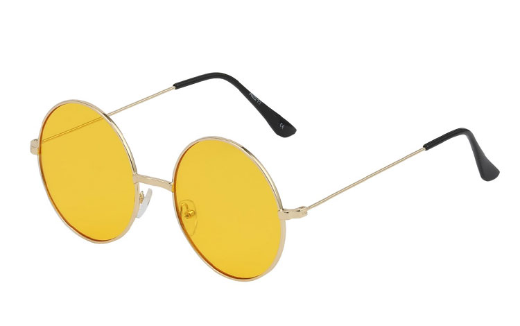 Stor rund metal solbrille med gult glas. Denne solbrille er en større rund model end de andre på webshoppen. Glassene måler 5.6 i diameter og er mere flade en  | sjove_udklaednings_briller