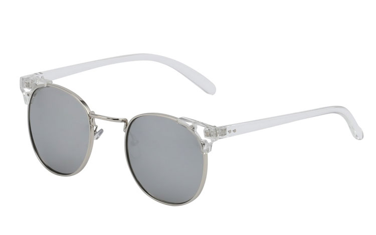 Clubmaster solbriller i sølv metal stel med gennemsigtige stænger. Glassene er i sølvfarvet spejlglas. Lækker og enkelt design i god kvalitet.  | solbriller_kvinder
