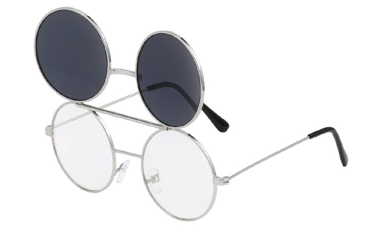 Sølvfarvet rund metal brille med klart glas uden styrke med flip up solbrille i sølvfarvet spejlglas.  | festival-solbriller-2