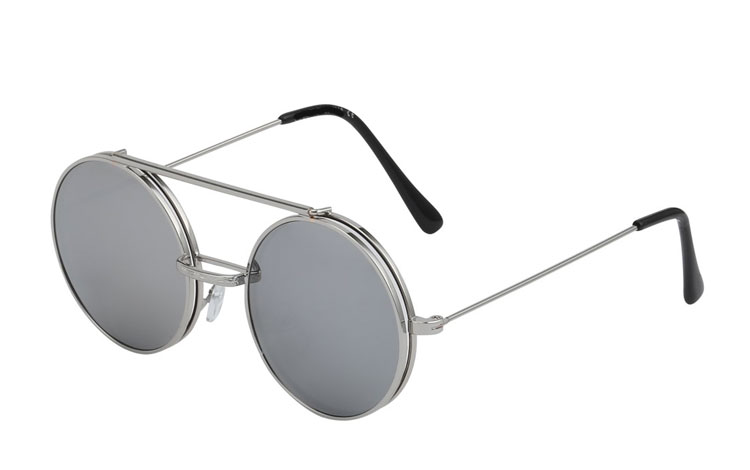 Sølvfarvet rund metal brille med klart glas uden styrke med flip up solbrille i sølvfarvet spejlglas.  | runde_solbriller