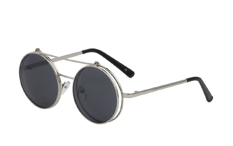 Stor rund brille i sølvfarvet stel med klart glas uden styrke med flip up solbrille med grå-sorte glas. | search
