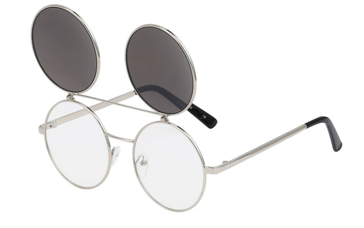 Stor rund brille  i sølvfarvet stel med klart glas uden styrke med flip up solbrille med sølvfarvet spejlglas.  | runde_solbriller-2