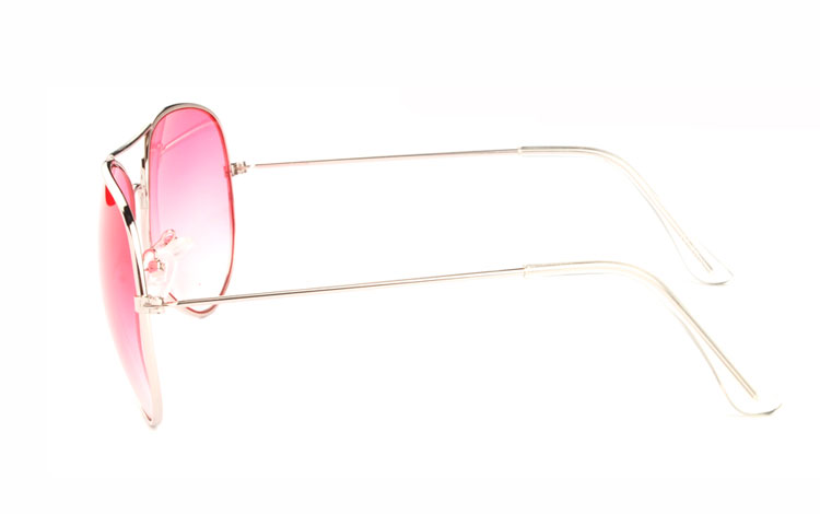 Sølvfarvet aviator solbrille med lyserøde glas. Den lyserøde farve på glasset bliver svagere i farven oppe fra og ned | billige-solbrille-nyheder-3