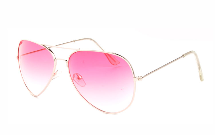 Sølvfarvet aviator solbrille med lyserøde glas. Den lyserøde farve på glasset bliver svagere i farven oppe fra og ned | billige-solbrille-nyheder