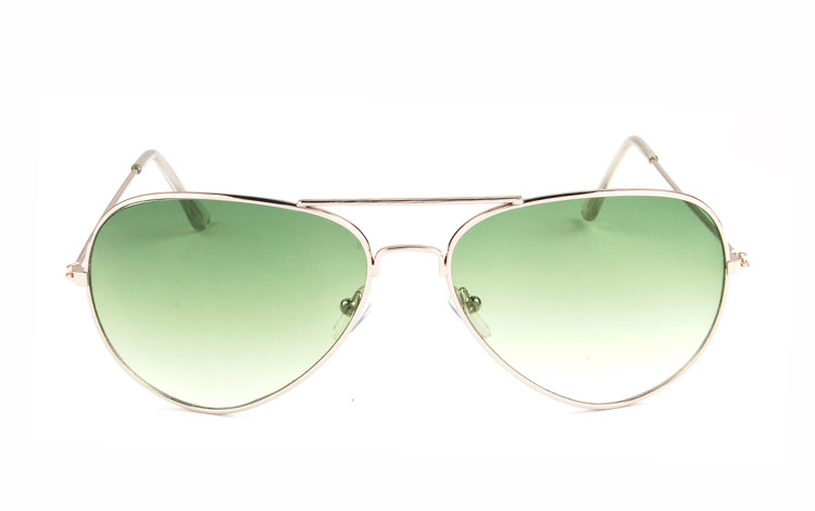Aviator / pilot solbrille i sølvfarvet stel med grønne glas. Glassets grønne farve bliver svagere i farven, oppefra og ned. | pilot_solbriller-2
