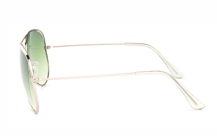 Aviator / pilot solbrille i sølvfarvet stel med grønne glas. Glassets grønne farve bliver svagere i farven, oppefra og ned. | pilot_solbriller-3