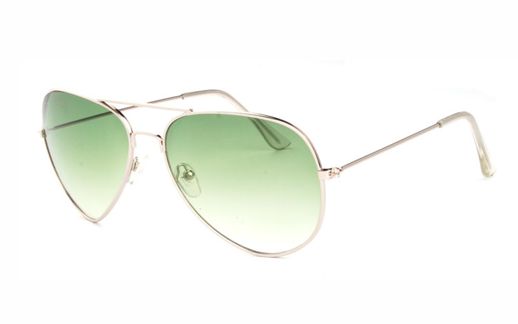 Aviator / pilot solbrille i sølvfarvet stel med grønne glas. Glassets grønne farve bliver svagere i farven, oppefra og ned. | pilot_solbriller