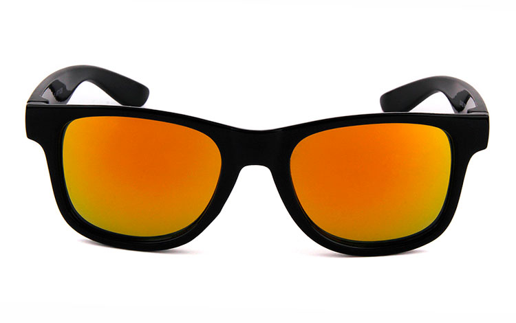 Wayfarer solbrille til BØRN. Enkelt sort design med multifarvet spejlglas i rød-orange nuancer. UV400 beskyttelse.  | boerne_solbriller-2