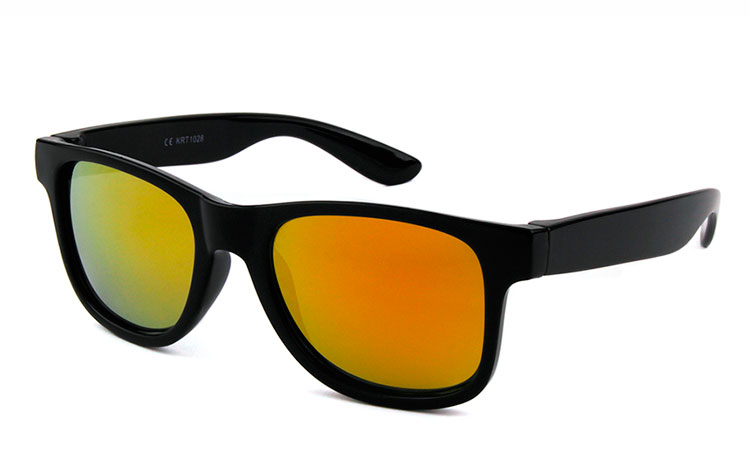 Wayfarer solbrille til BØRN. Enkelt sort design med multifarvet spejlglas i rød-orange nuancer. UV400 beskyttelse.  | boerne_solbriller
