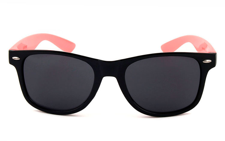 Sort wayfarer solbrille med lyserøde stænger | festival-solbriller-2