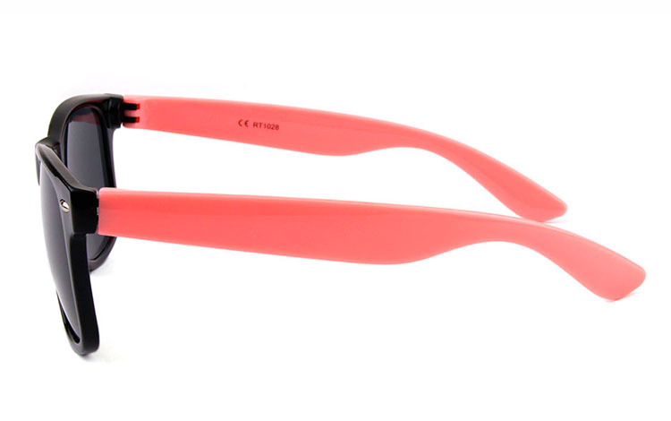 Sort wayfarer solbrille med lyserøde stænger | billige-solbrille-nyheder-3