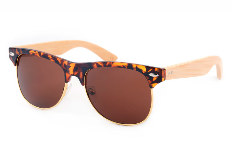 Clubmaster solbrille i med lyse bambus stænger. Stellet er i brunt skildpadde / leopard design med sølvfarvet metal. | billige-solbrille-nyheder
