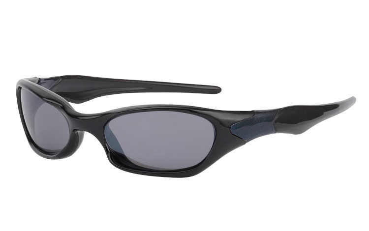 Sportbrille i sort design med mørkeblå detalje. UV400 beskyttelse. | 