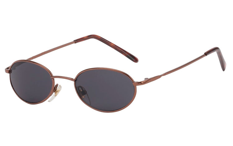 Smal oval moderigtig solbrille i bronze farvet stel  | runde_solbriller