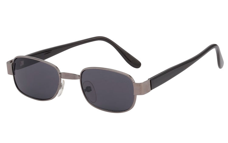 Firkantet solbrille i "mørk sølv" / Gun metal stel med sorte stænger og grå-blå glas. Klassisk og moderigtigt design UV400 beskyttelse. BESTIL I DAG! | firkantet-solbriller