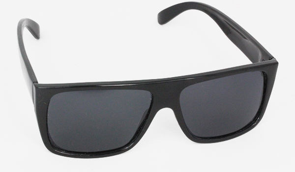 Polaroid solbrille til mænd og kvinder. Denne sorte model i kantet look er en maskulin solbrille | solbriller_maend-2