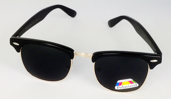 Polaroid clubmaster solbrille i plastik og metal stel. Guldfarvet stel med sort plastik linje øverst. | 