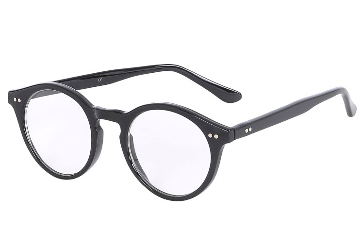 Sort brille uden styrke i rundt og enkelt design. Brillens glas er klart glas uden styrke med UV400 beskyttelse. | search