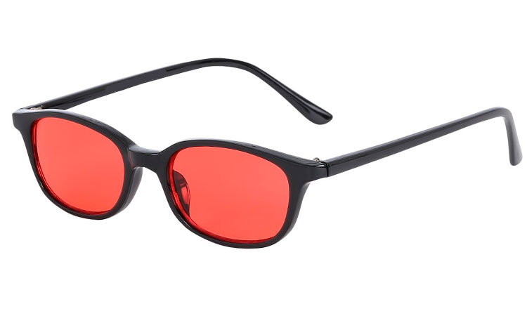 Smal sort solbrille med røde glas. UV400  | solbriller-farvet-glas