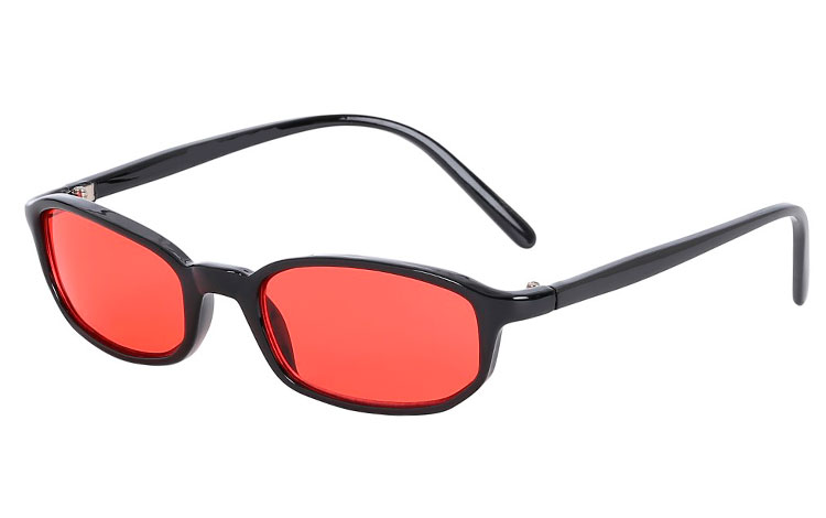 Moderigtig solbrille i smalt sort stel med røde glas. Solbrillemoden sommer 2018. Find din solbrille her. | solbriller-farvet-glas