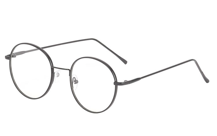 Moderne metal brille i let og stilet sort design. Det spinkle metal stel med tynde og stilrene stænger uden gummi på enderne, giver brillen et smuk, let og stilet helhed. | billige-solbrille-nyheder