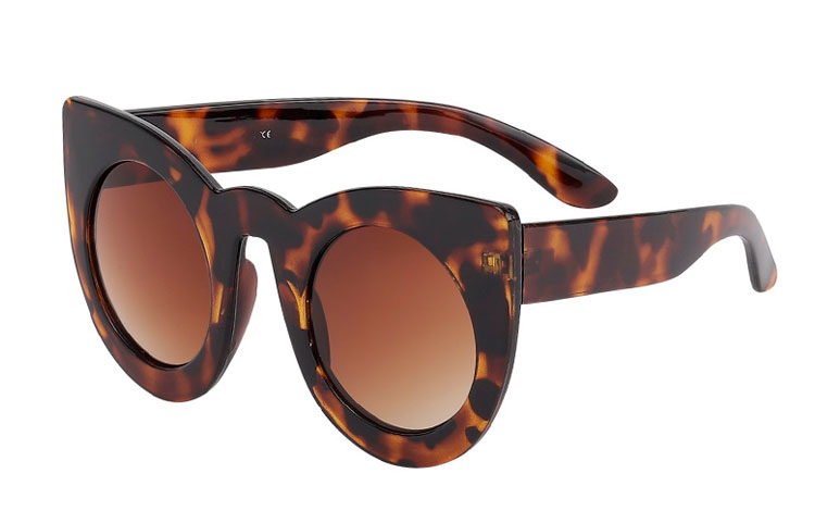 Stor oversized solbrille i brun tortoise cateye design. Massivt og rå feminin solbrille med attitude. Solbrillen ligner til forveksling en stor Gucci solbrille.  | oversize_store_solbriller