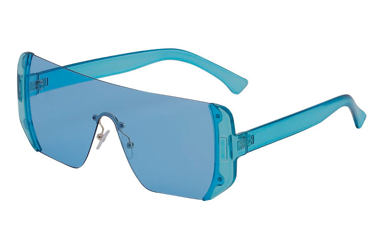 Fræk transparent oversized solbrille i lyseblåt design. Designet minder om en stor beskyttelsesbrille. | solbriller-farvet-glas
