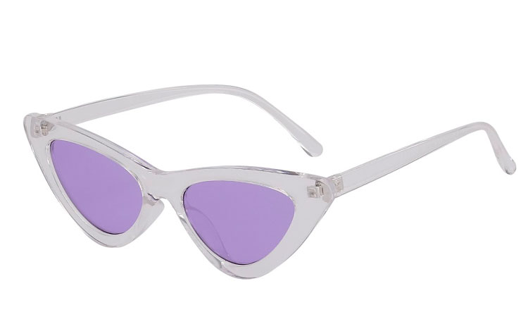 Fræk transparent cateye / katteøje solbrille med lilla glas. Solbrillen er til dig som er modig, stilsikker og modebevidst :)  | solbriller-farvet-glas