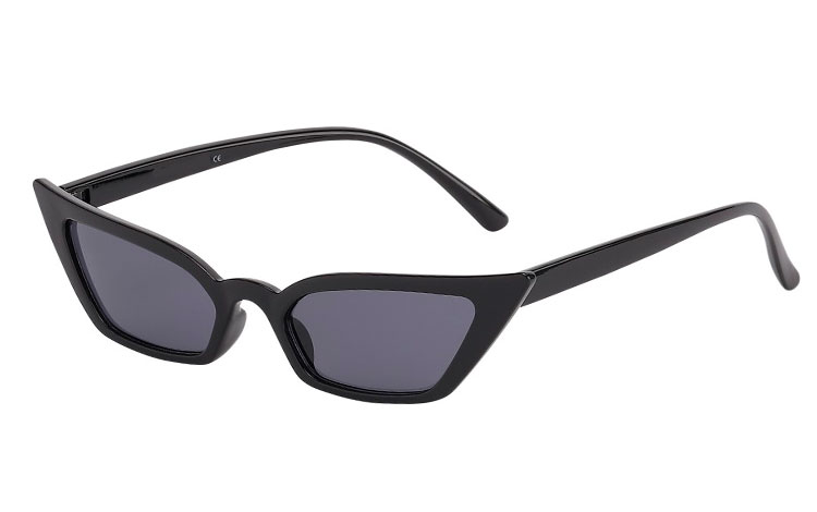 Cateye / katteøje solbrille i spidst og kantet design. Stellet er blank sort med mørke linser. | retro_vintage_solbriller