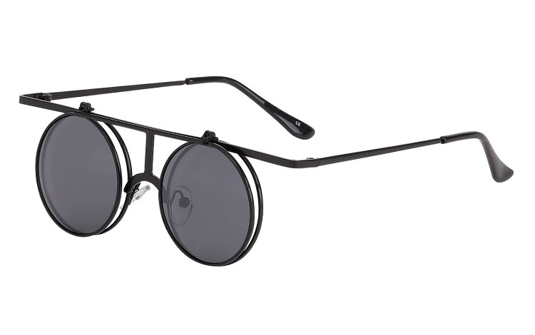 Flot og spændende flip-up brille/ solbrille i specielt design med kant. Designet har mange detaljer som ikke ses normalt. De runde glas starter inde på midten af den lige øverste stang. | billige-solbrille-nyheder