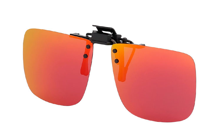 Firkantet clip-on solbriller med runde hjørner med polaroid glas i rødelige multiglas. Clip-on solbrillerne kan du sætte oven på dine almindelige briller | polaroid_solbriller