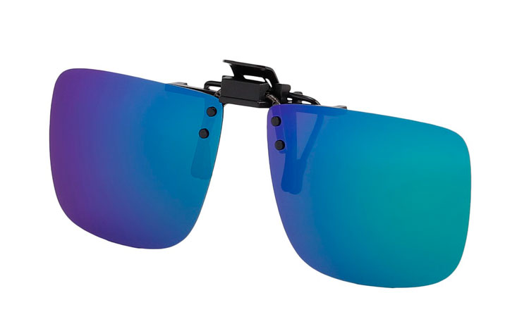 Firkantet clip-on solbriller med runde hjørner med polaroid glas i blå-grønne multiglas. Clip-on solbrillerne kan du sætte oven på dine almindelige briller. | clip-on-solbriller