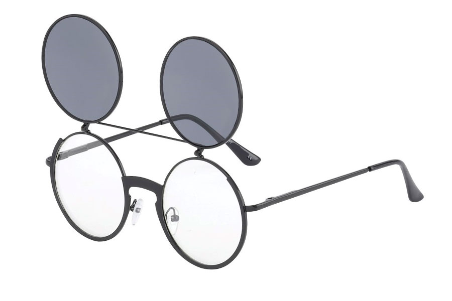 Brille i sort metal stel med flip-up solbrille. Stellet er i tyk god kvalitet med bred næseryg. Solbrillen er med mørke linser | retro_vintage_solbriller-2