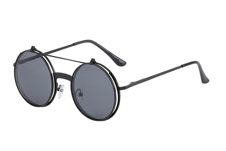Brille i sort metal stel med flip-up solbrille. Stellet er i tyk god kvalitet med bred næseryg. Solbrillen er med mørke linser | retro_vintage_solbriller