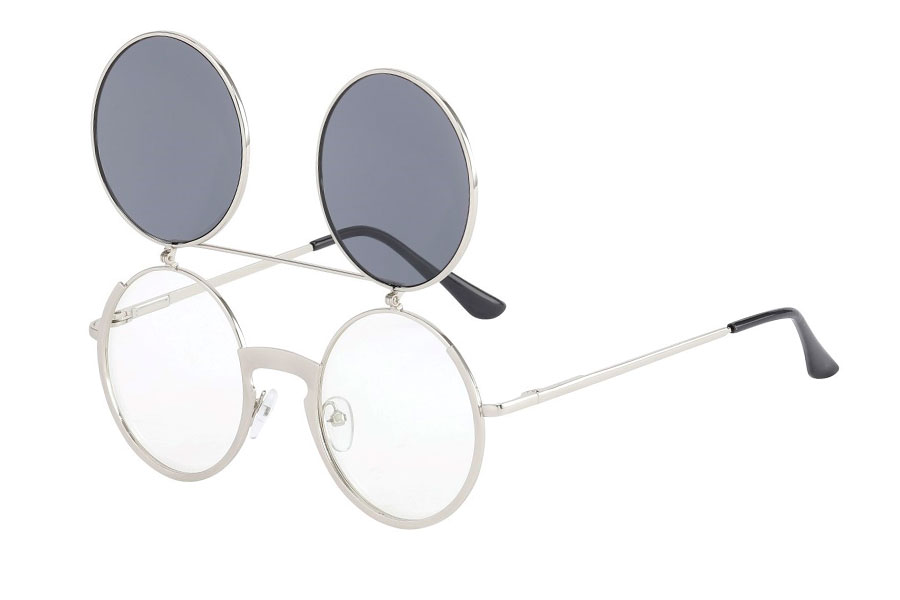 Brille i Sølvfarvet metal stel med flip-up solbrille.  Stellet er i tyk god kvalitet med bred næseryg. Solbrillen er med mørke grå-sorte linser.  | festival-solbriller-2