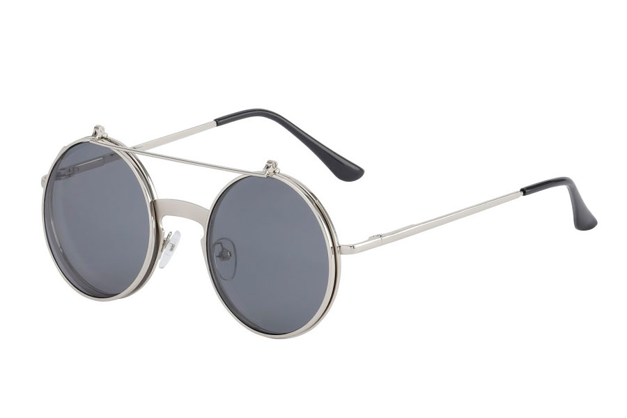 Brille i Sølvfarvet metal stel med flip-up solbrille.  Stellet er i tyk god kvalitet med bred næseryg. Solbrillen er med mørke grå-sorte linser.  | festival-solbriller