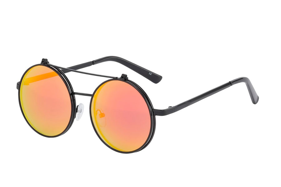 Brille i sort metal stel med flip-up solbrille i spejlglas i gul-orange-rødlige farver.  | festival-solbriller