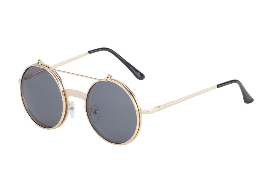 Brille i guldfavet metal stel med flip-up solbrille Stellet er i tyk god kvalitet med bred næseryg. Solbrillen er med mørke linser.  | festival-solbriller