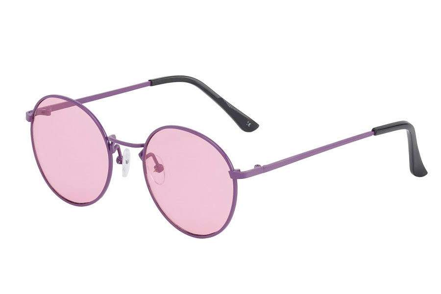 Moderigtig solbrille i lilla metalstel med lyselilla linser. Stellet er den moderigtige runde form som har en lille snert af dråbeform i sig | solbriller_kvinder