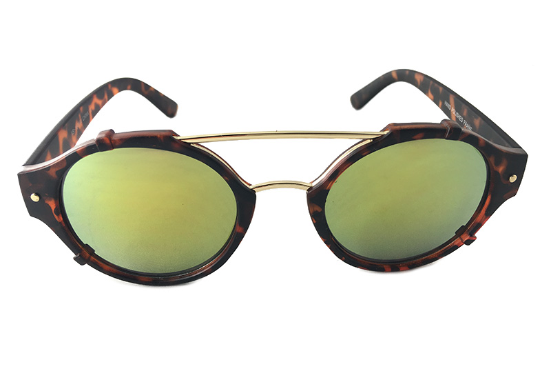 Fræk rund solbrille i mat skildpadde stel med gult changerende spejlglas. Unisex model - Design nr. s3284