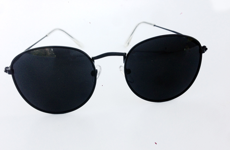 Moderigtg sort metal solbrille i rundt rayban agtigt design. | retro_vintage_solbriller