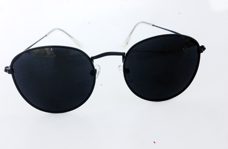Moderigtg sort metal solbrille i rundt rayban agtigt design. | 