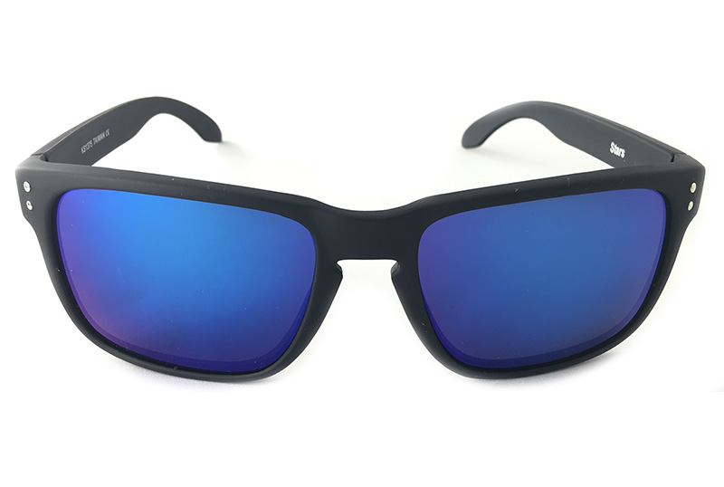 Surfer / skater moderigtig solbrille i mat sort stel med spejlglas. | 