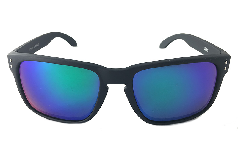 Mat sort solbrille til mænd. Moderigtig surfer / skater mode solbrille med spejlrefleksglas i grøn-blå farver | billige-solbrille-nyheder
