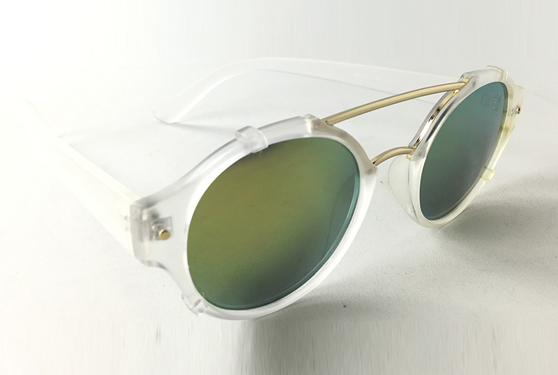 køb solbriller online her. vi har over 600 modeller, helt sikkert en for dig. Her er en mat gennemsigtig rund solbrille med gult spejlglas. | runde_solbriller-2