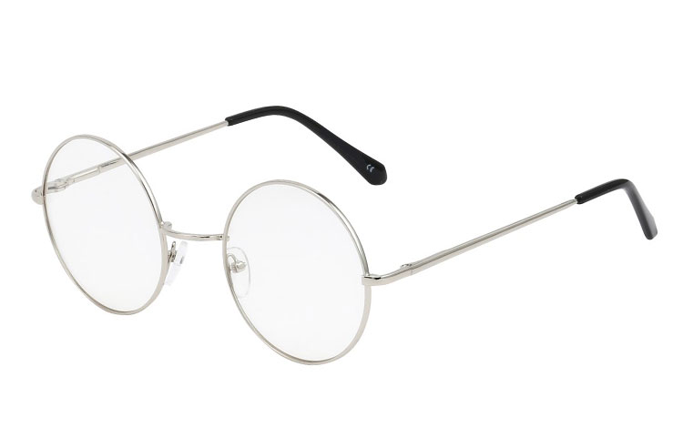 Rund brille med klart glas uden styrke. Brillen er til dig der ikke bruger briller med styrke, men gerne vil pyntes med de smarte briller | 