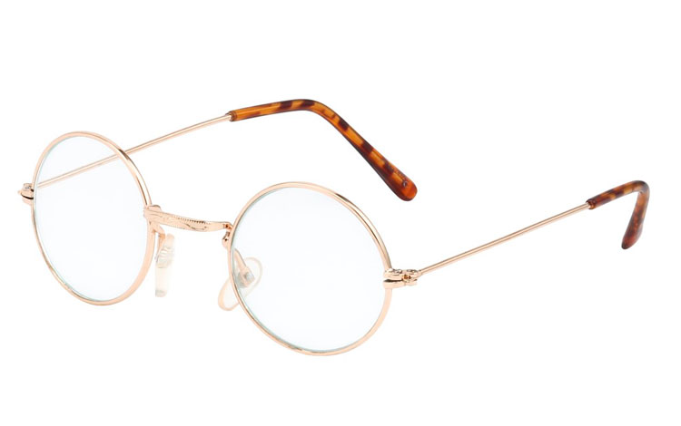Rund brille i guldfarvet metalstel. Let og elegant design. Denne brille er den mindre model af de runde briller uden styrke. | search