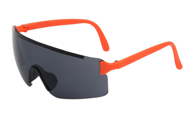 Retro skibrille. Oversize design i sort med orange stænger.  | festival-solbriller