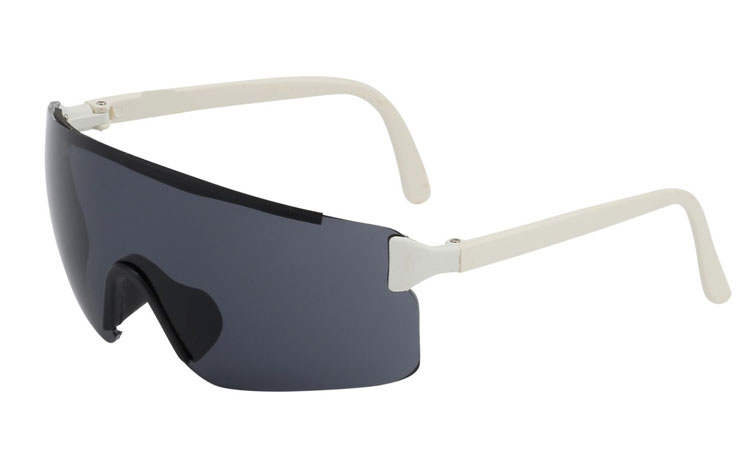 Retro skibrille. Oversize design i sort med hvide stænger.  | oversize_store_solbriller